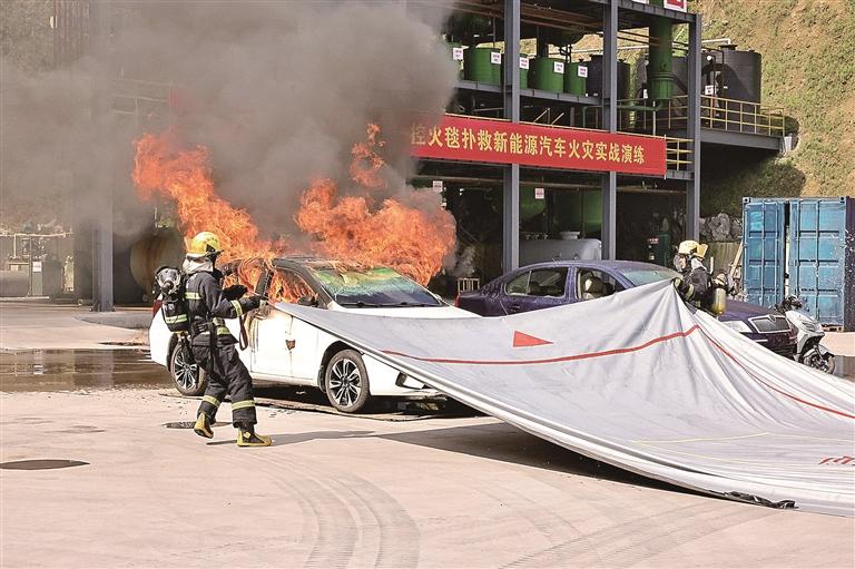 新能源车起火30秒熄灭 萧山消防亮出“黑科技”