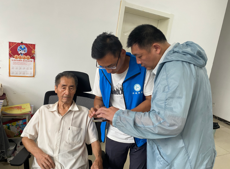 济阳街道财工街社区网格员上门为老人安装“反诈盾”