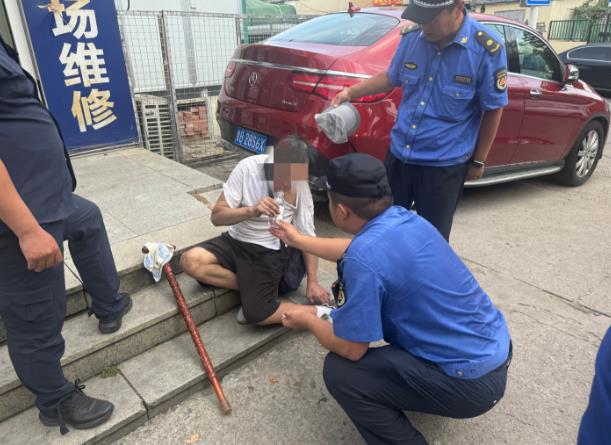 执法为民显温情：崂山区综合行政执法局中韩综合行政执法中队紧急救助中暑摔倒老人