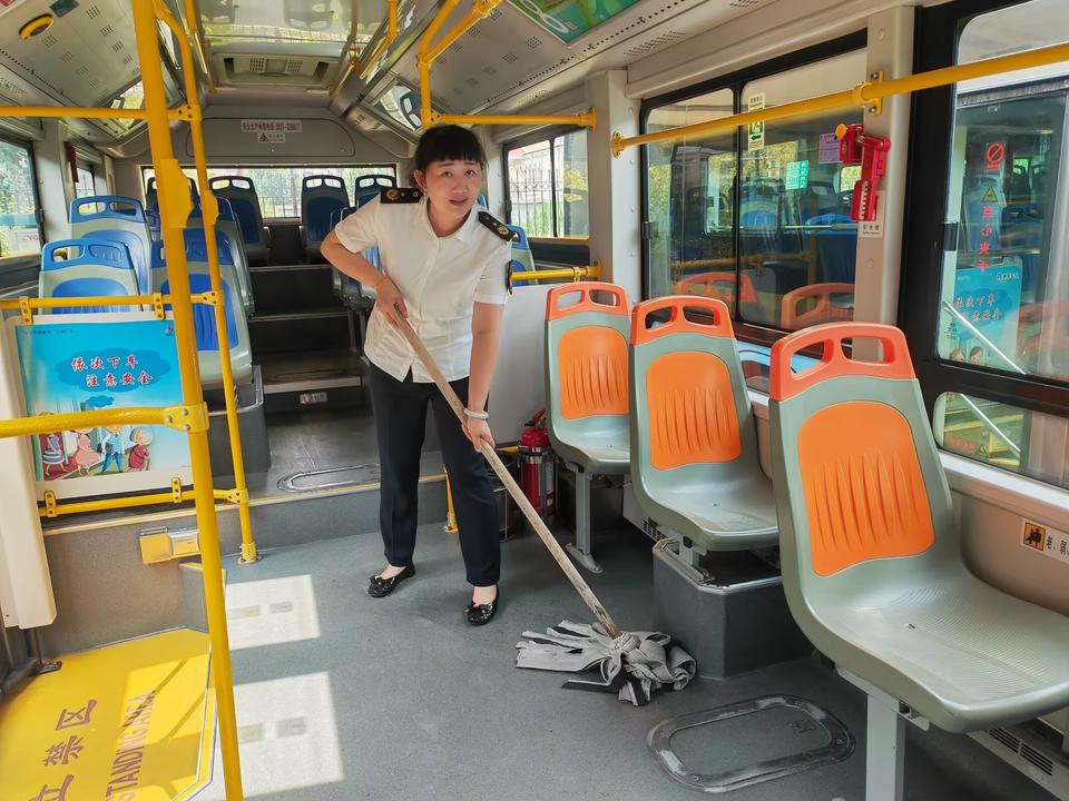 济宁公交8路线驾驶员车园园党员先锋做表率，安全服务树标杆