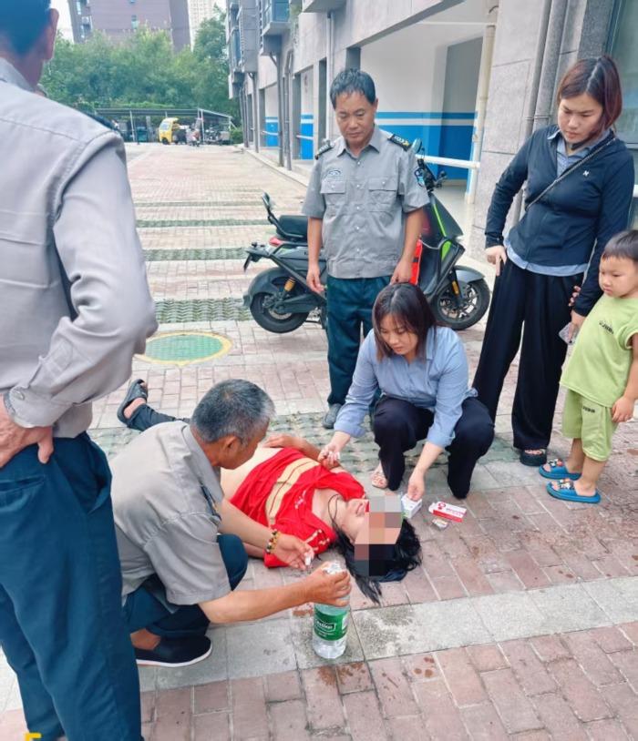 外卖员小哥中暑晕倒 物业女经理及时救助