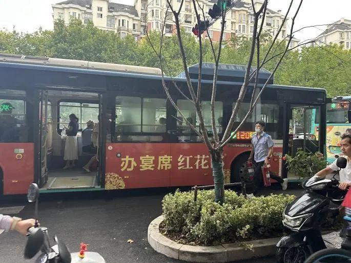 蚌埠：货车突发自燃，两公交司机联手扑救