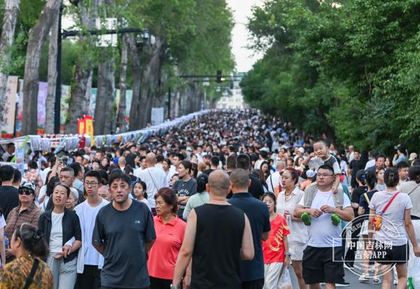 一键切换！新民大街“越夜越美丽”