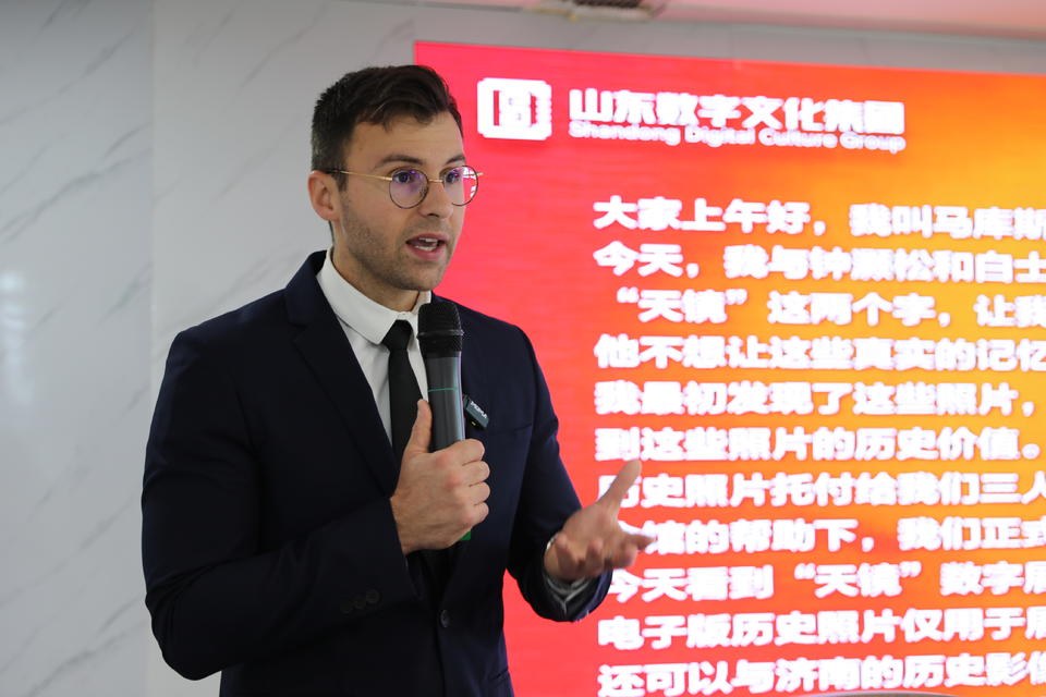 马库斯：数字技术能让这些照片“走得更远”