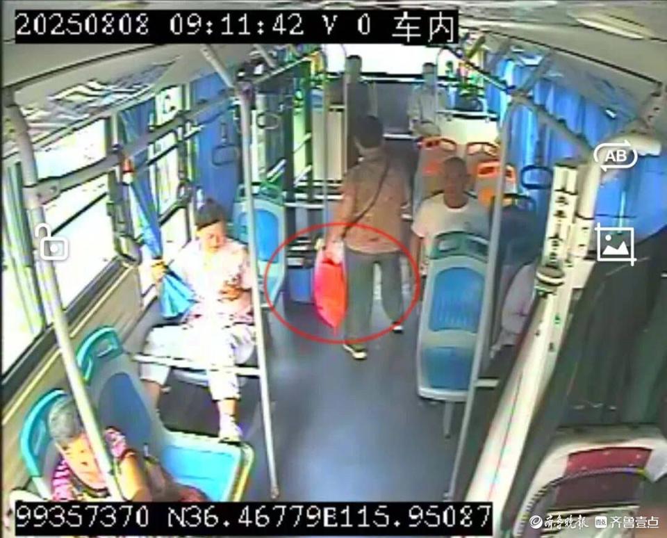 老奶奶给重孙子的万元喜钱遗落公交车，聊城公交司机完璧归赵
