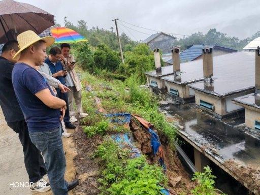 巴东烟草：闻“汛”而动 连夜抢修滑坡受损设备护住烟农“钱袋子”