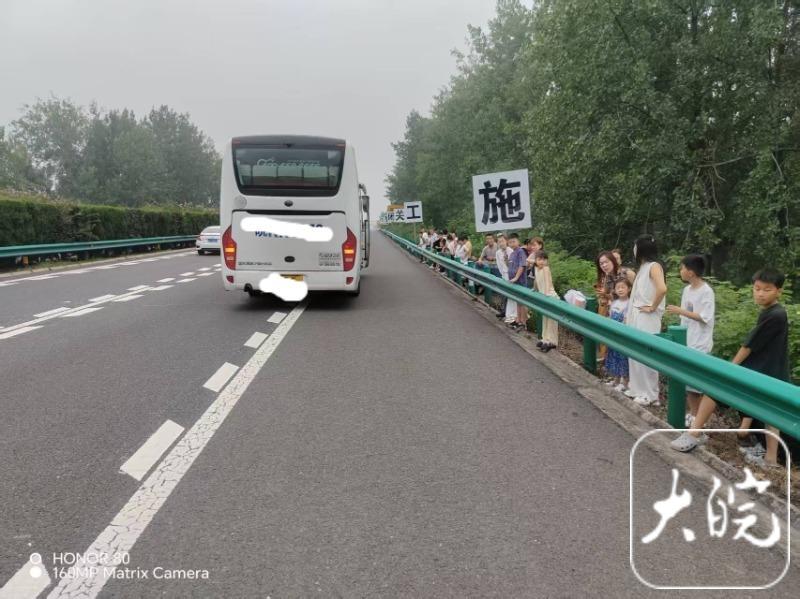 客车高速公路上抛锚 阜阳交警紧急转运排险