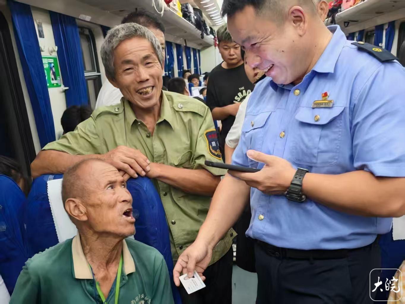 七旬老人第一次乘火车 列车员全程守护如亲人