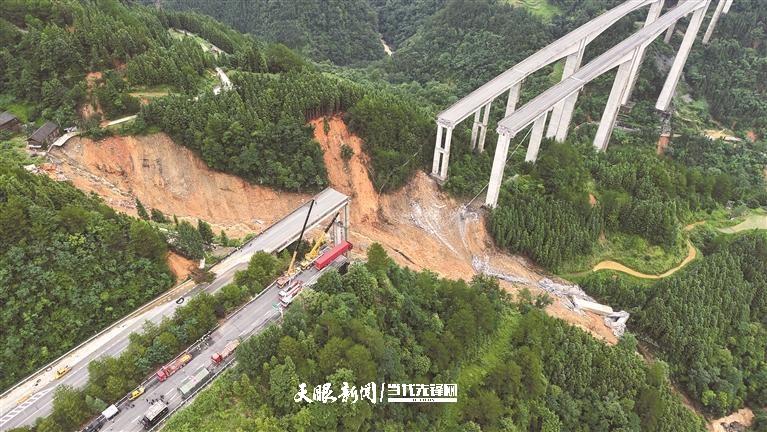 断桥上的冒死拦停｜厦蓉高速猴子河特大桥暴雨中坍塌，从江快递员梁足良第一时间冲向路中央　　