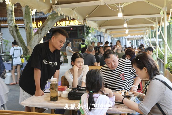 烟火㵲阳岸③｜梧桐树下鱼飘香 谈笑间只见客满堂