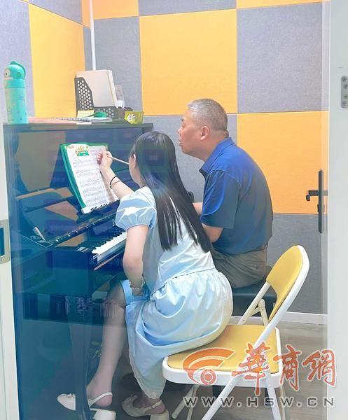 小学生的钢琴班有位“钢琴爷爷” 非常飒！