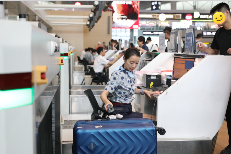 服务旅客达2万人次！暑运镜头：东航山东一线员工全力保障旅客顺畅出行