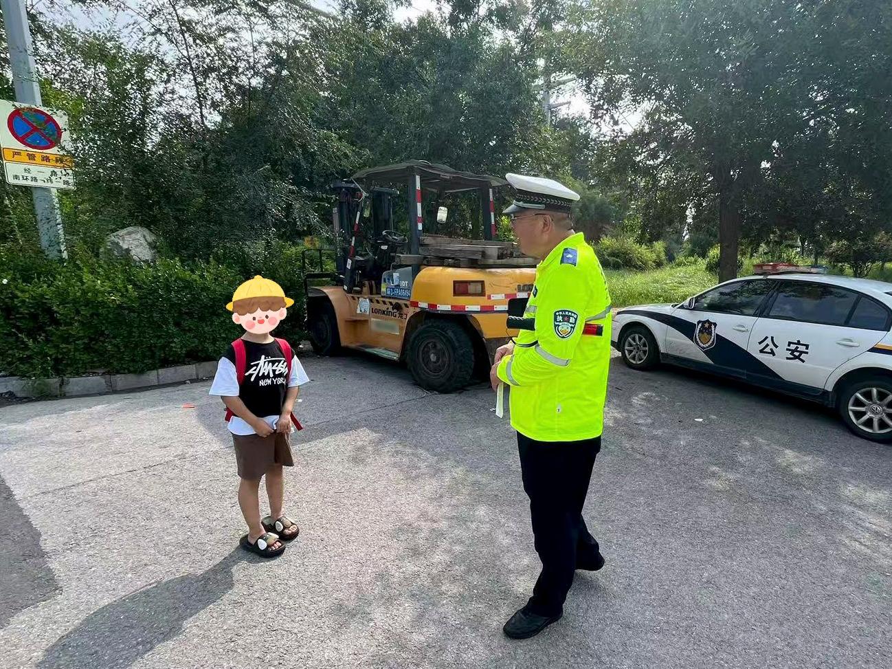 7岁萌娃街头徘徊 交警开启暖心“护娃”模式