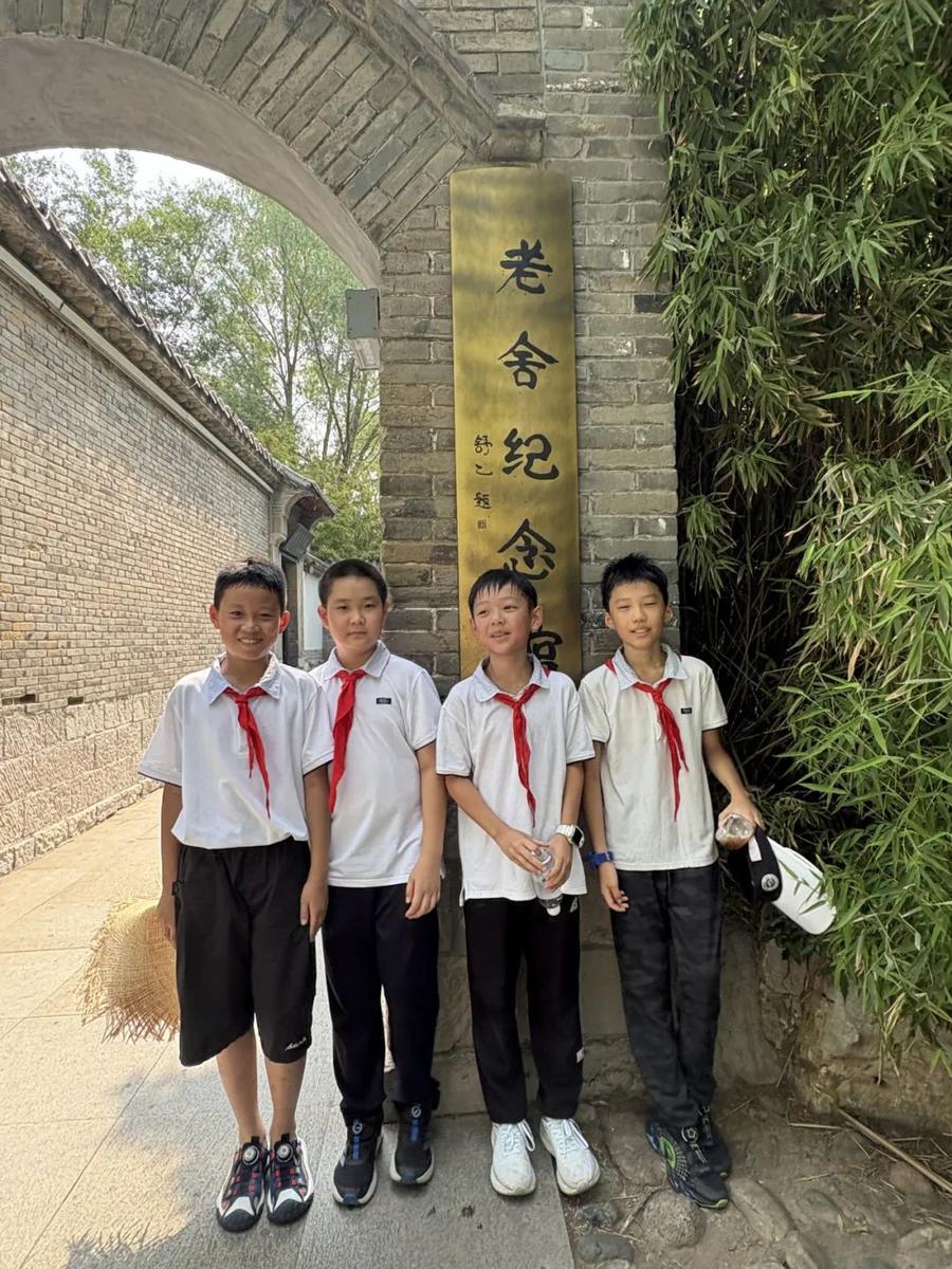 济南解放路第一小学腾飞中队赴老舍故居开展红领巾寻访主题活动