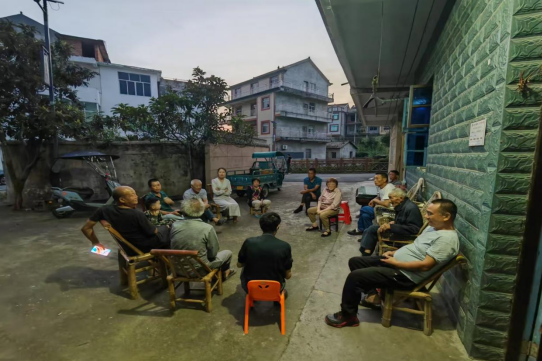 上饶市广丰区嵩峰乡十一都村：月光下的“路灯夜谈会”点亮民生心灯