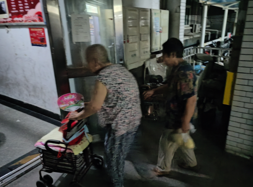 济阳街道财工街社区“邻里温情暖夕阳，热心相助护老人平安到家”