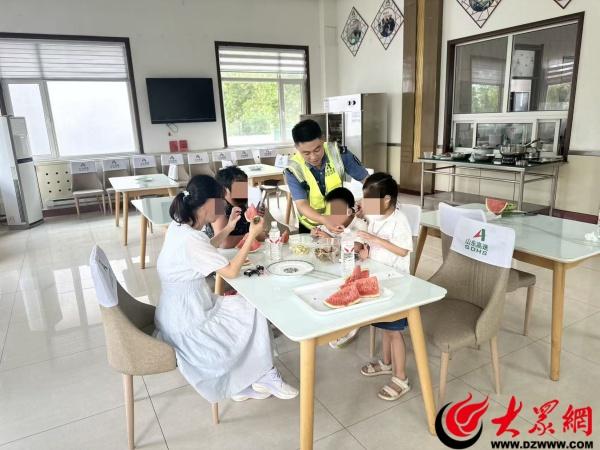 暑运遇车故障急 山东高速滨州滨城收费站高温下暖心助司乘解困