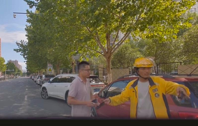 救助摔倒老人的外卖小哥找到了 站点负责人：已为其申请“先锋骑手”荣誉称号