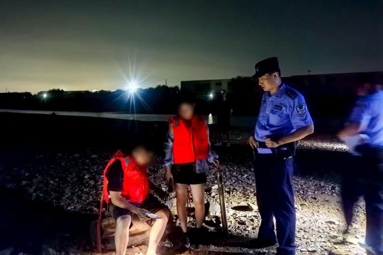 夜间赶海突遇涨潮！警消联手成功救出2名被困群众