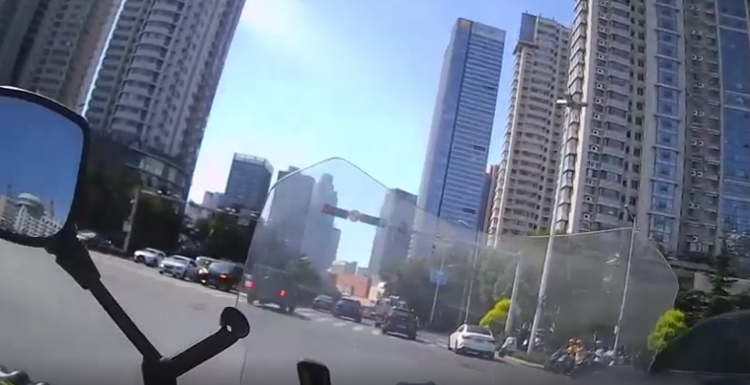 前端疏导，交替护航 ！城区高架路交警一天护送两名伤员及时就医