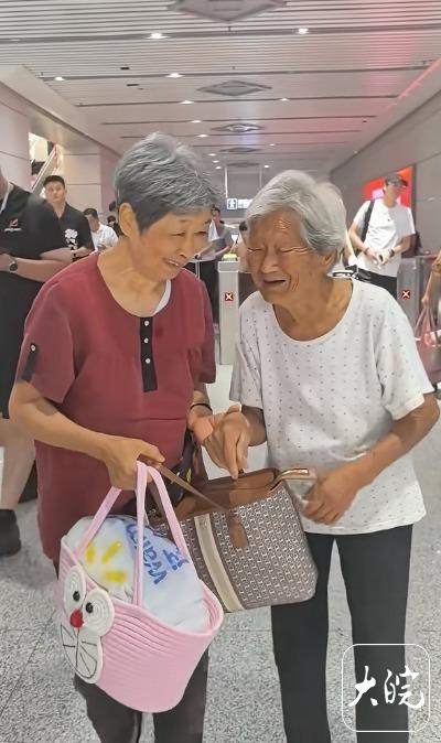 “108岁老人高铁站接78岁女儿回家”被疑造假 多方最新回应