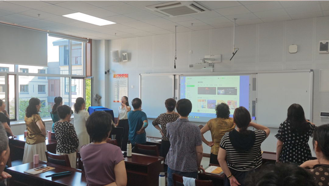 “老同学”再聚首 3.8万余名银发学员今天开学了