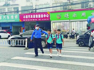 雨花台区城管板桥中队设立“护学岗”，每天早晚值守