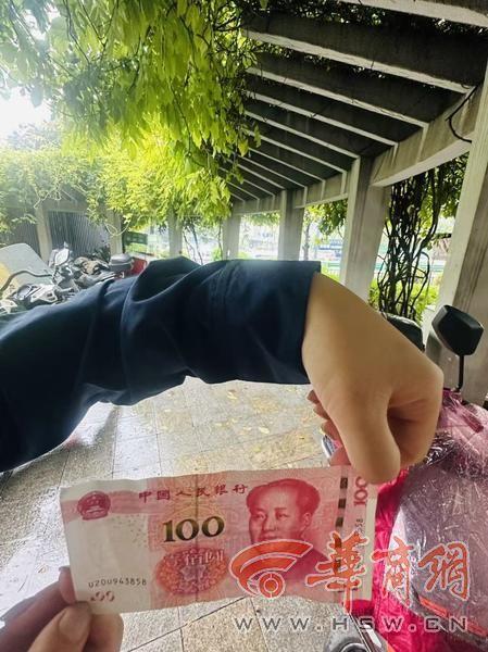 正崩溃哭泣一位陌生阿姨递来100元 她全城寻找暖心“西安妈妈”