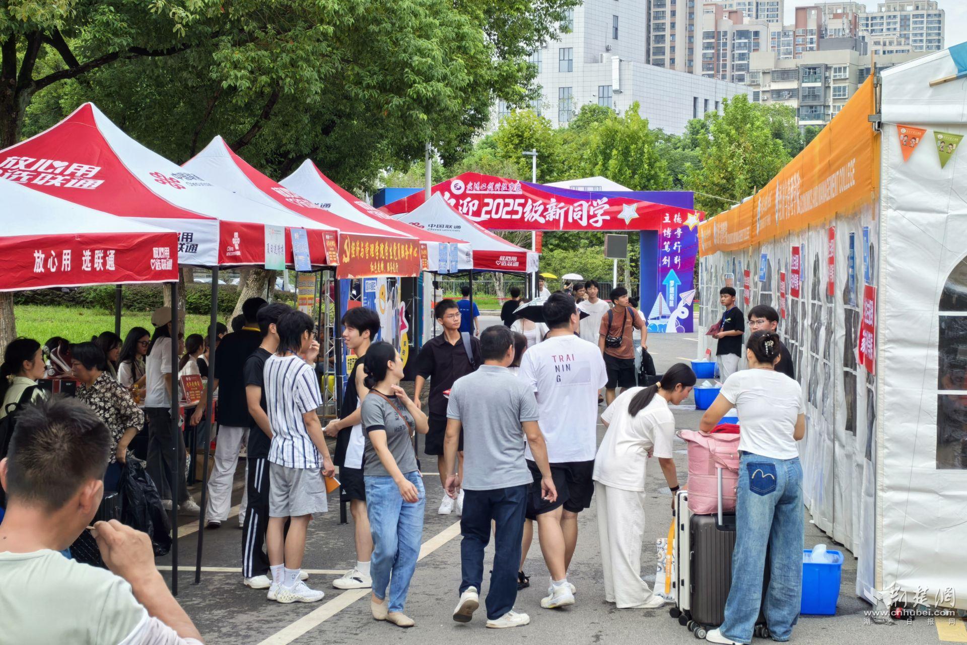 高校设“儿童游乐区” 为新生家长解决带娃难题