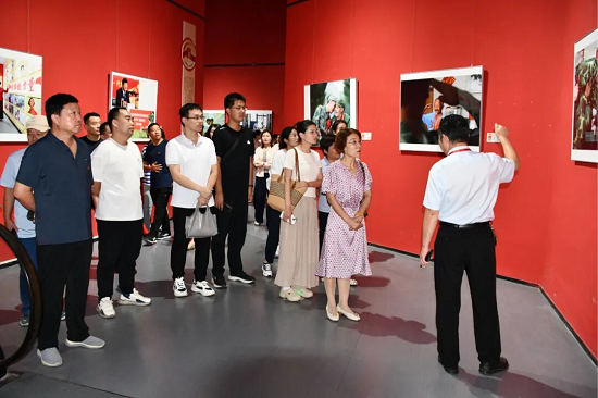 山东省第一康复医院开展“观看优秀作品展、沂蒙精神代代传”党群共建活动