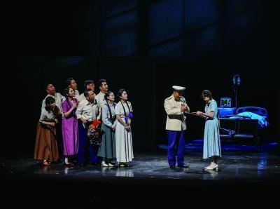 话剧舞台创新演绎“父母爱情” 观众沉浸式体验“回忆杀”