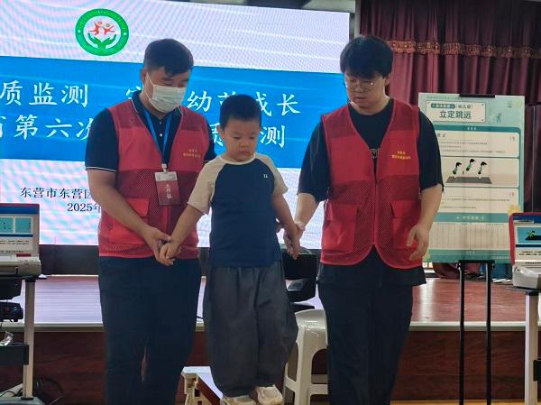小手拉大手 健康齐步走——东营市东营区史口镇中心幼儿园开展国民体质监测服务活动