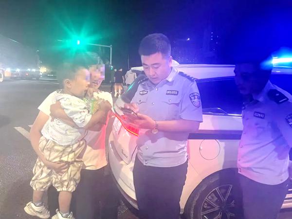 青岛平度：2岁男童“离家出走”警民接力寻家人