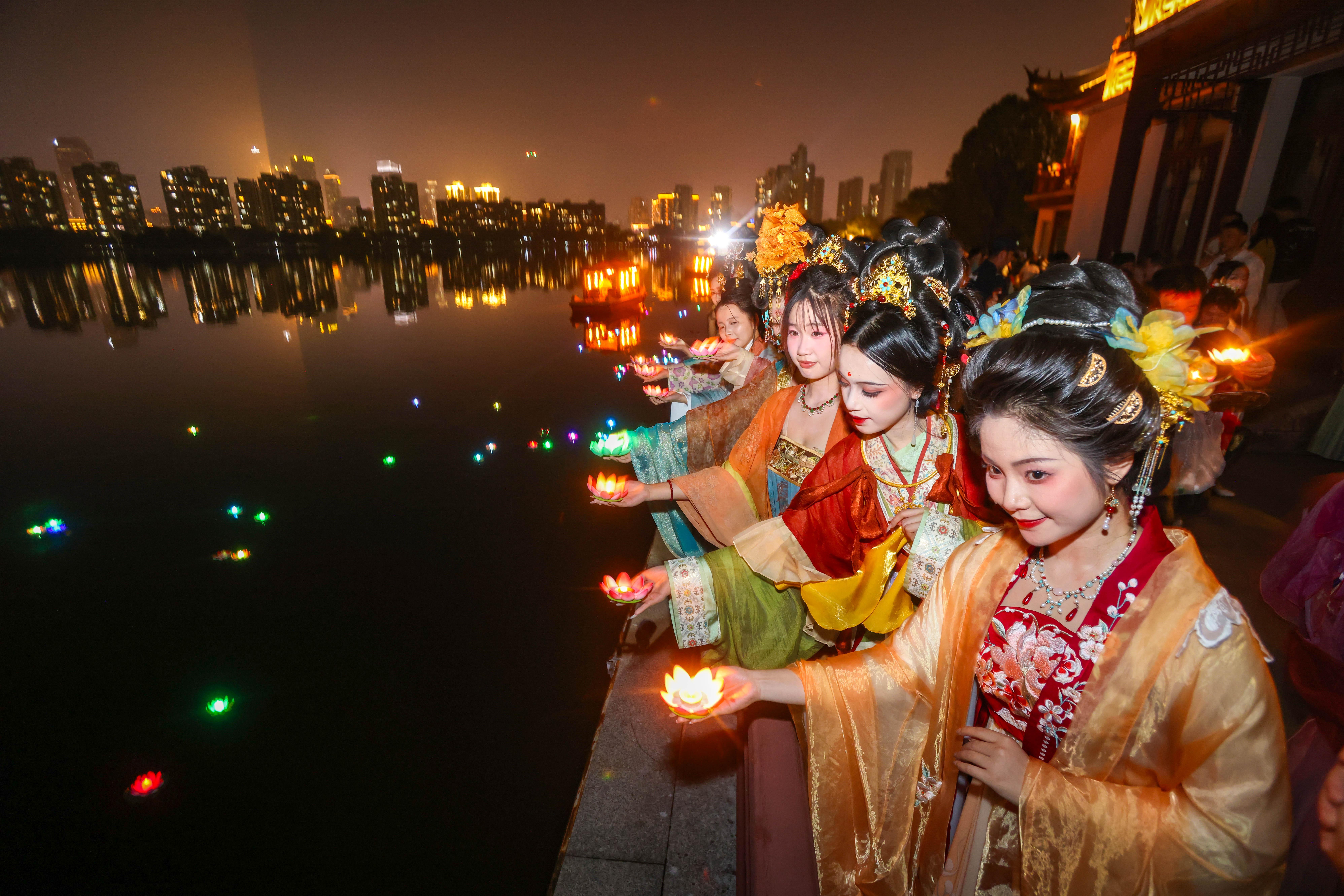 莫愁湖畔夜未央！第二十届莫愁烟雨文化展演启幕