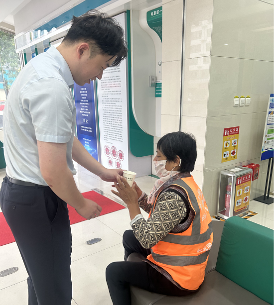 农行临沭振兴支行：风雨见真情 热水暖人心
