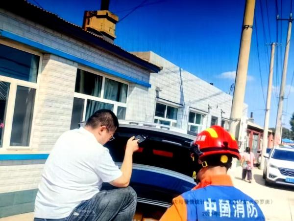 男子手指卡入轿车后备箱锁扣中 长春消防巧妙救援