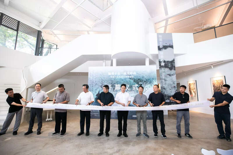 以百年古树为创作主题，“绿美广东岭南古树书画展”在穗开幕