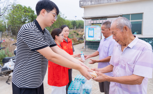 江西金溪：情暖重阳 健康相伴