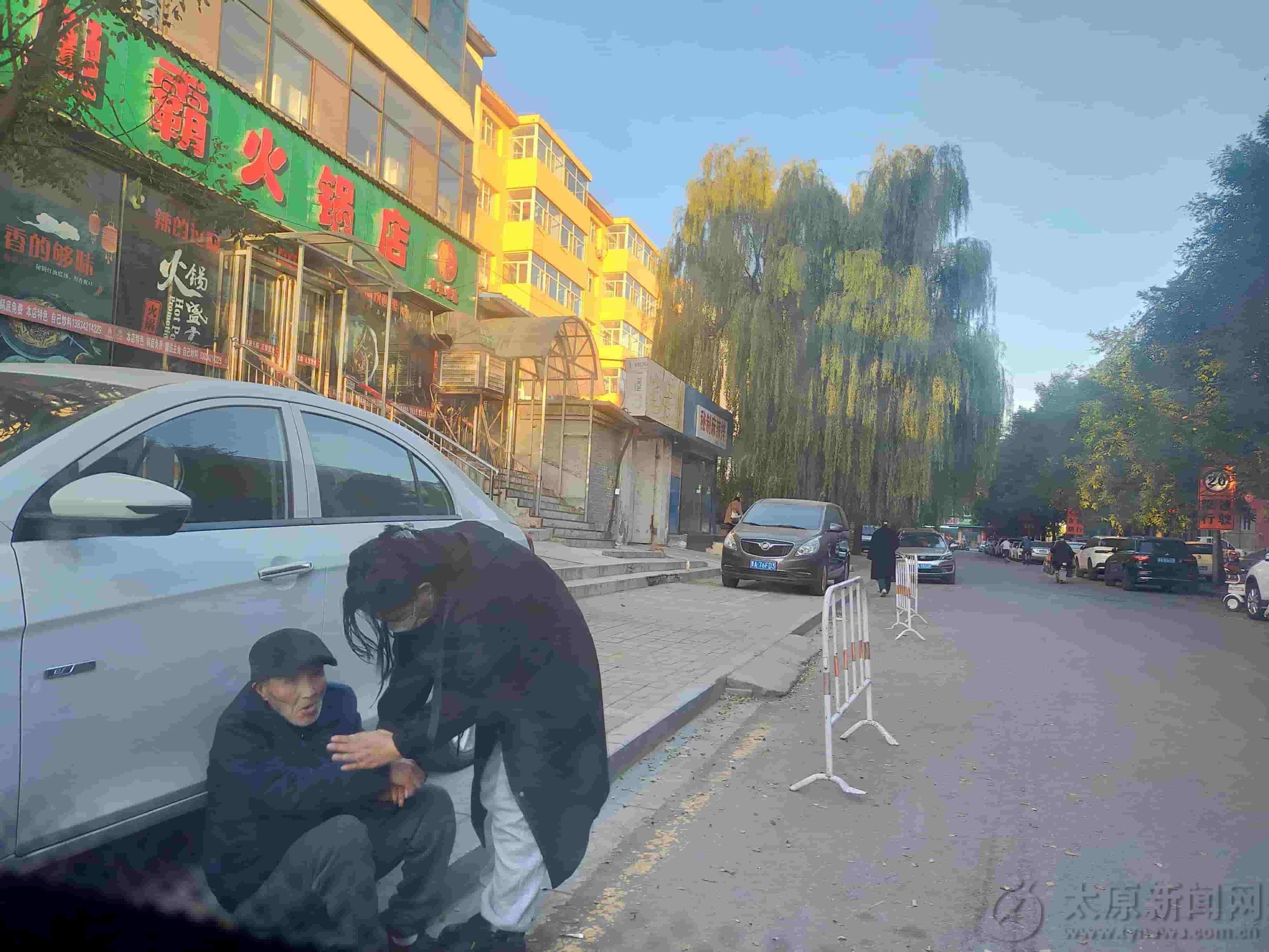 轿车擦到老人 格格拍照报警