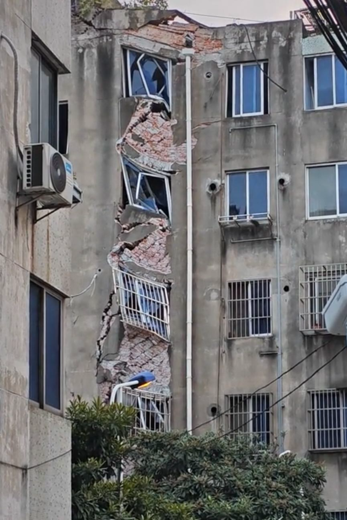 江苏丹阳住建局回应一楼栋沉降开裂:房屋拆除需走程序,已将危房治理通知书发给业主