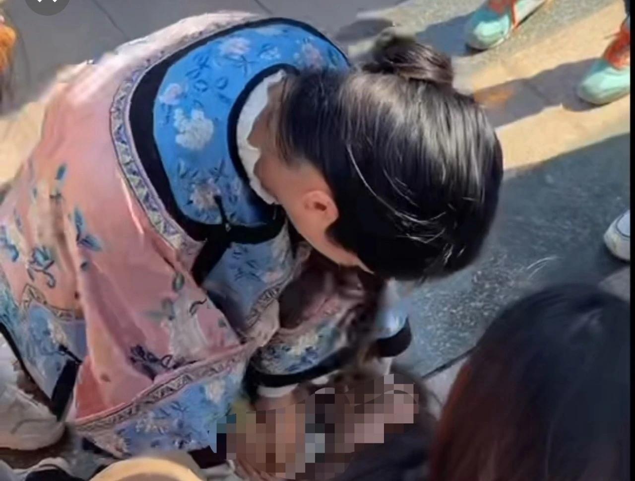 汉服护士小姐姐景区内跪地抢救窒息儿童 院方:将给予奖励