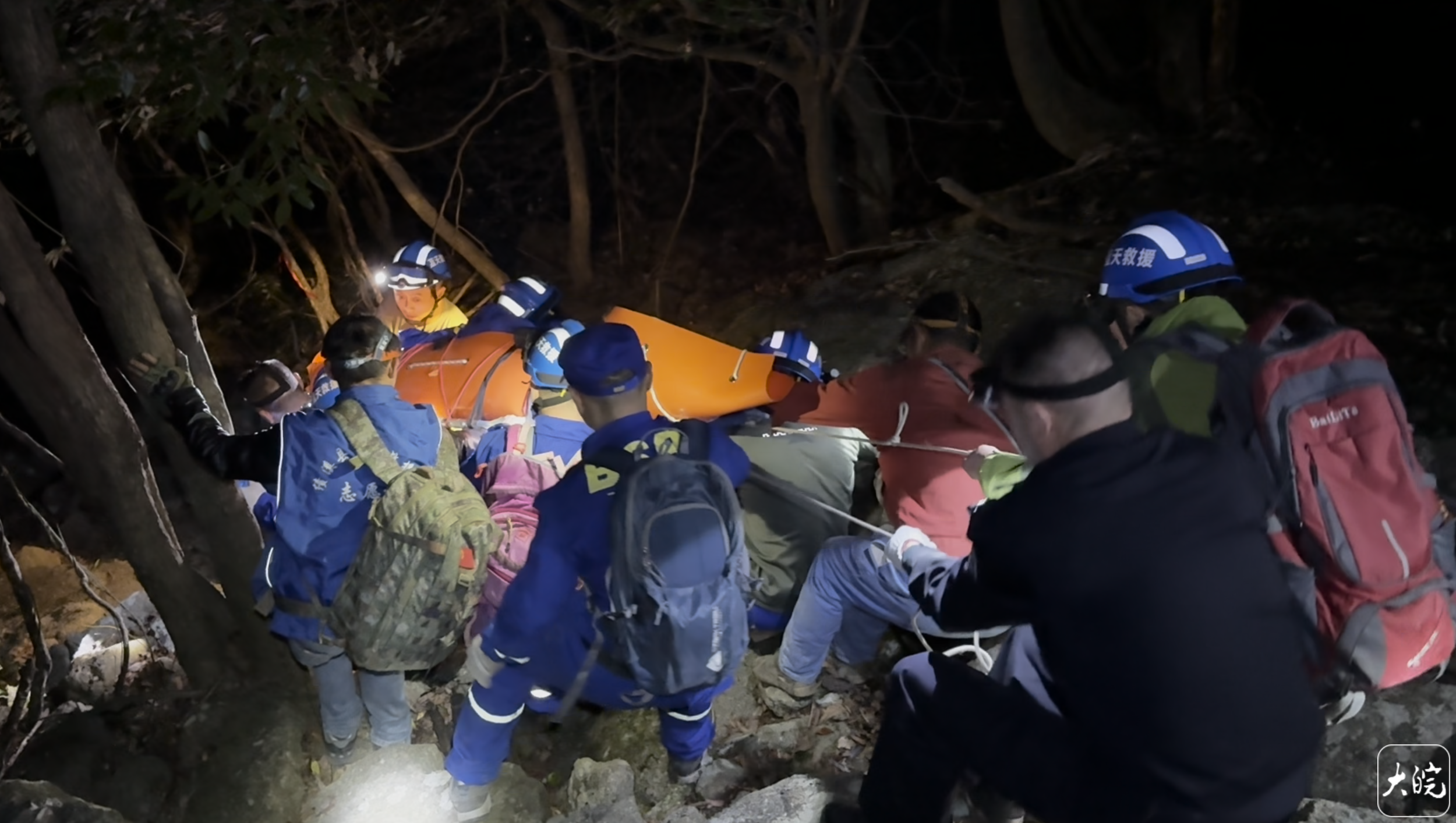 15小时生死救援!绩溪多方力量合力救助坠崖驴友