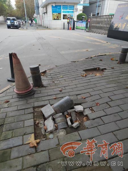 小8跑街丨康宁路人行道地砖破损下陷 居民盼尽快修缮