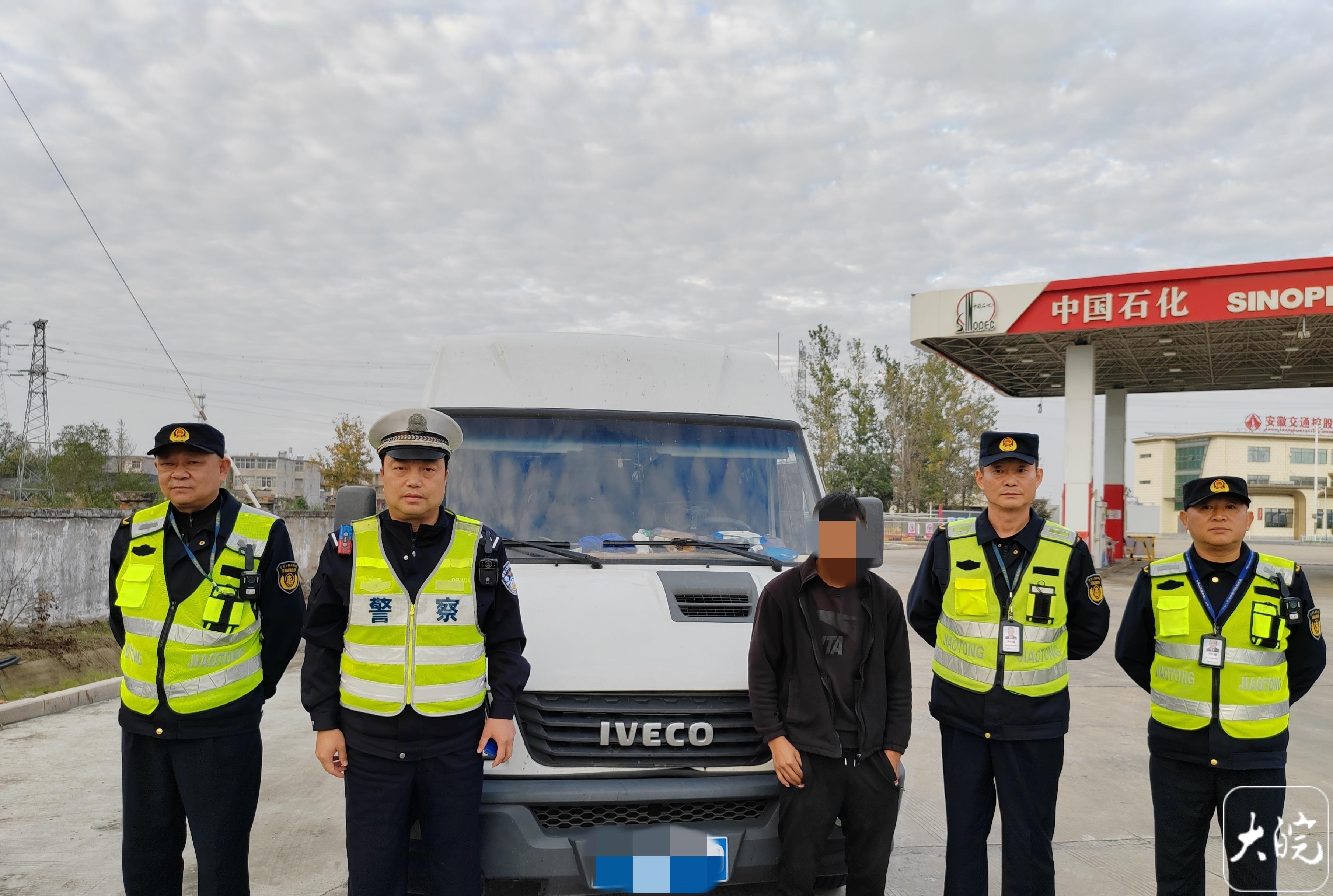 客车喷涂“货拉拉”载客，被阜阳交警查获