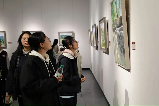 临沂艺术学校美术部课程思政走进李翔美术馆