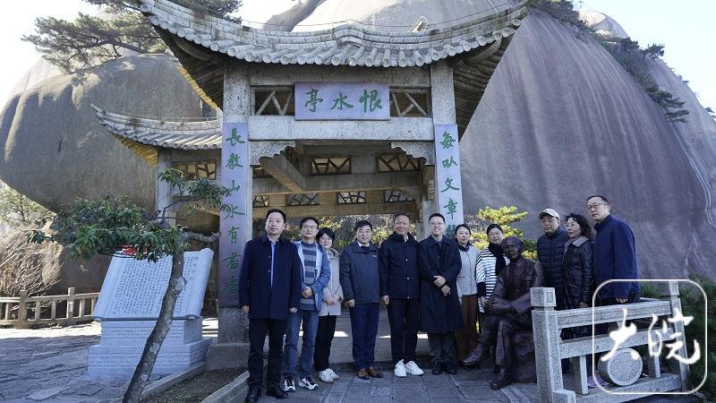 张恨水塑像扎根天柱山