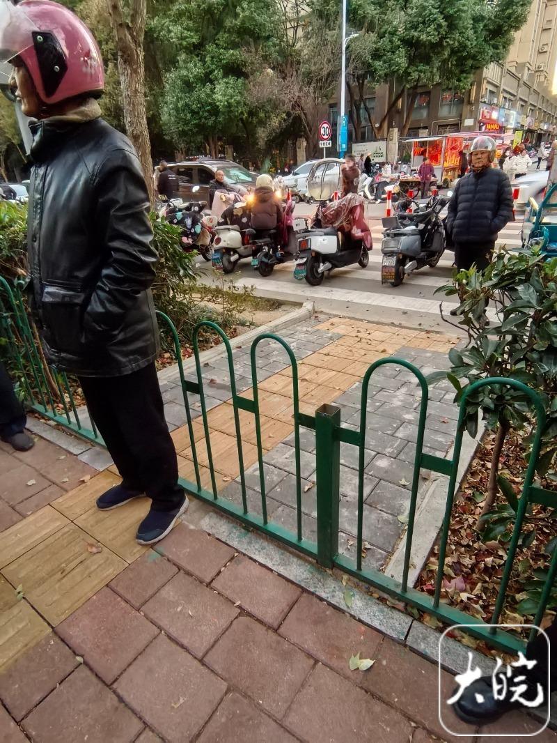 现场 | 新开道口遇原有围栏阻挡 六安城管：围栏已被切割