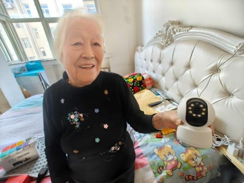 智能装备进家门 老人生活更舒心