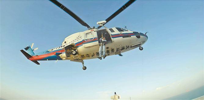 厦门首例！医生从直升机上索降救援 登船急救患病台胞