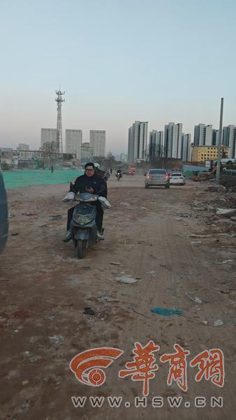 华商记者帮|浐灞国际港第二实验小学上学路被挖断 绕行道路不仅远还不安全